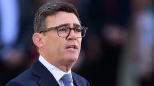 UK Prime Minister Burnham Holds First Cabinet Meeting, Pledges Action on Economy and Cost of Living