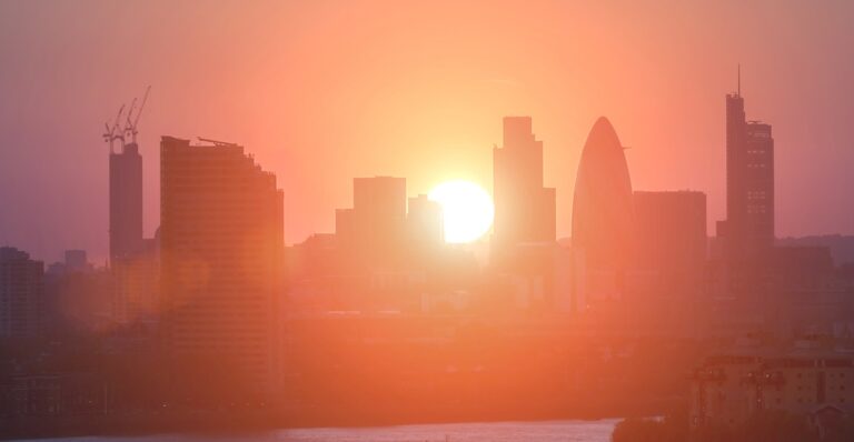 Study Links More Than 2,700 Deaths to UK Heatwaves, Highlights Climate Change Impact